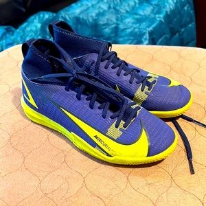 EUC Nike Superfly Mercurial indoor soccer shoes for futsal.  Size 1.5